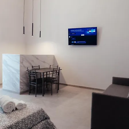 GuestHost - Maison Vittoria Comfortable Studio Apartment&Room-2